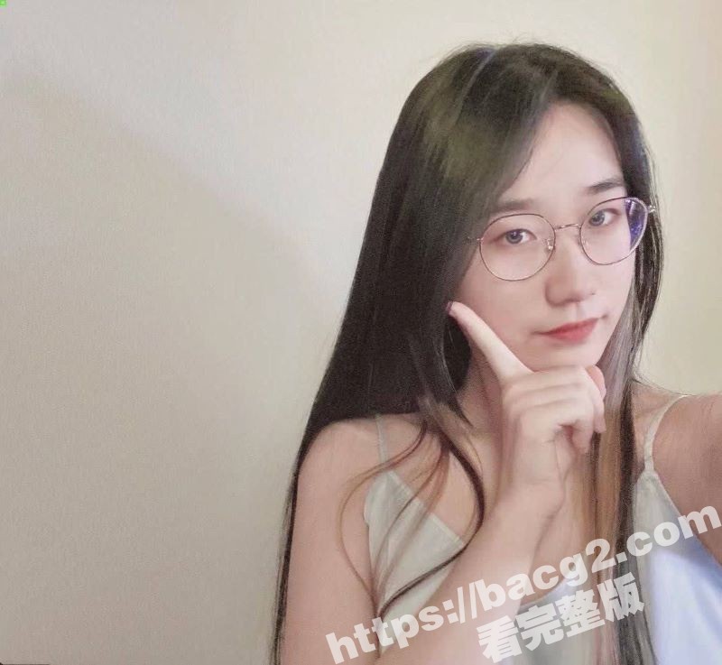 反差眼镜婊女大学生 相关图片