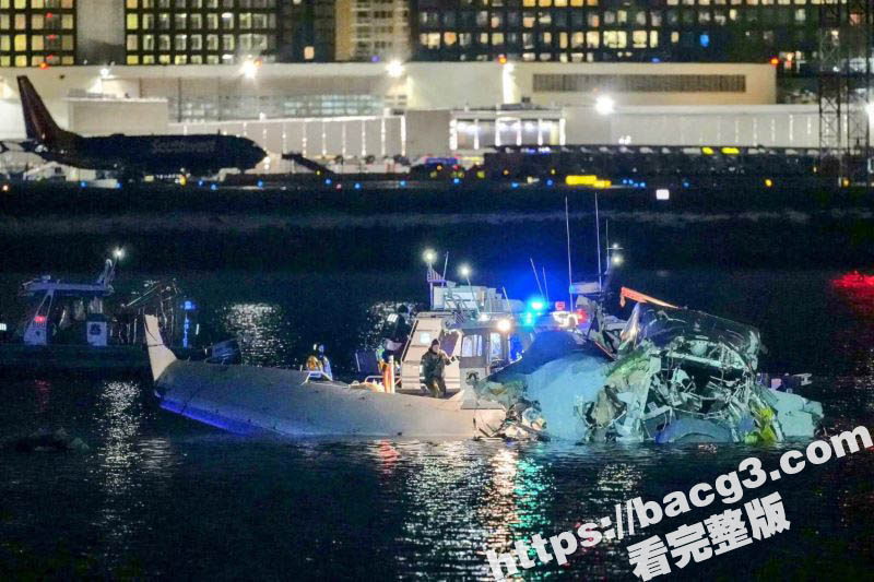 美国客机与军用直升机相关图片