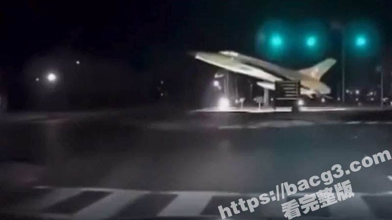 美国客机与军用直升机相关图片