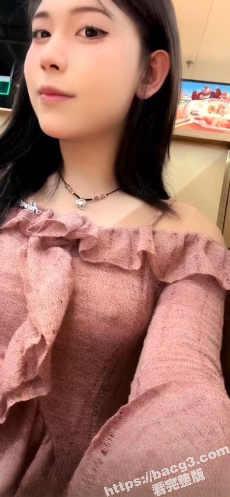 抖音网红直播走光合集第二弹 平日高高在上的网红美女 面对流量时铤而走险故意漏奶露逼！