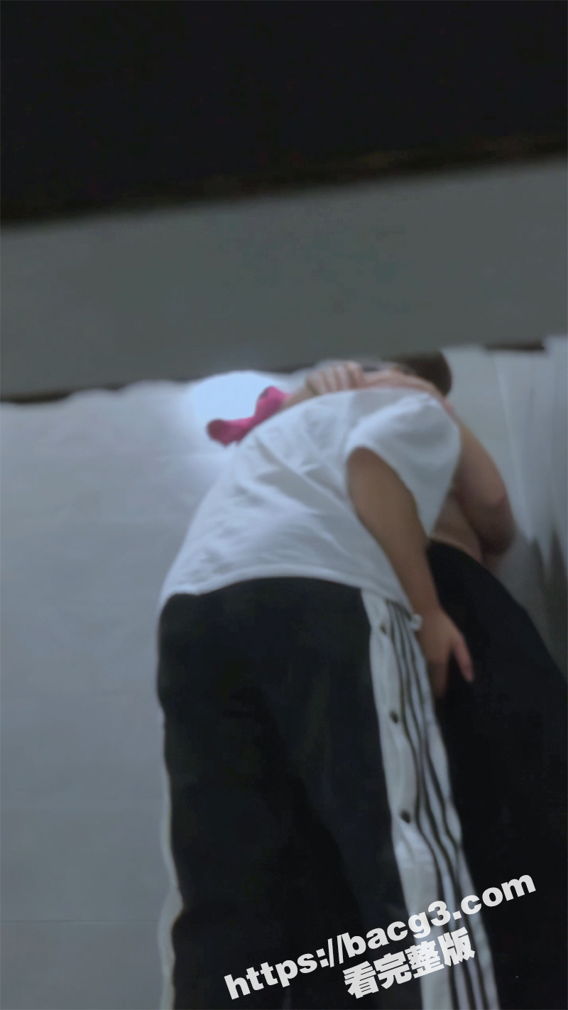 大学厕所女同打野炮被偷拍！小T疯狂舔奶手指扣穴 最后还假装后入撞击 没鸡巴是真憋屈啊！
