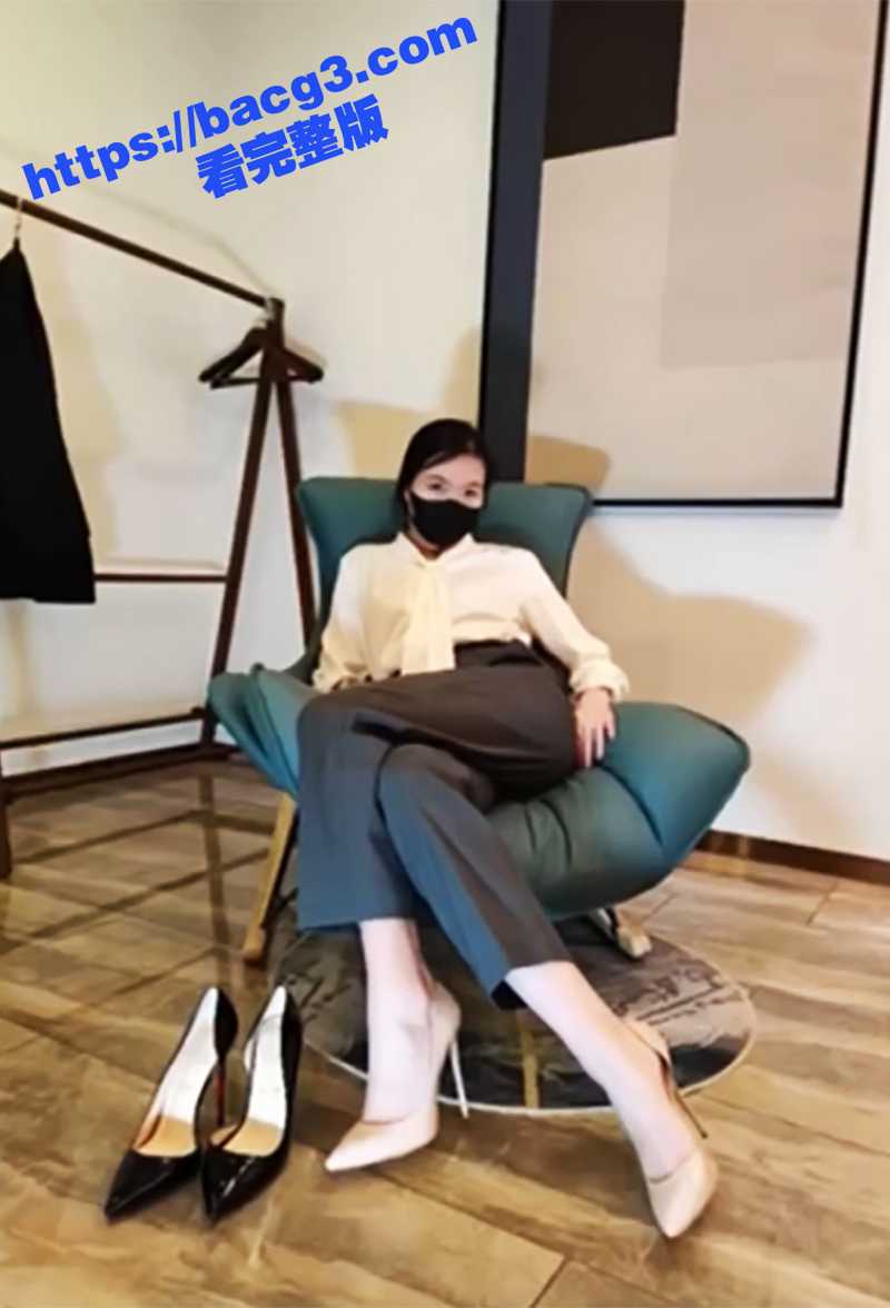 四位美女裸足玩弄小哥相关图片