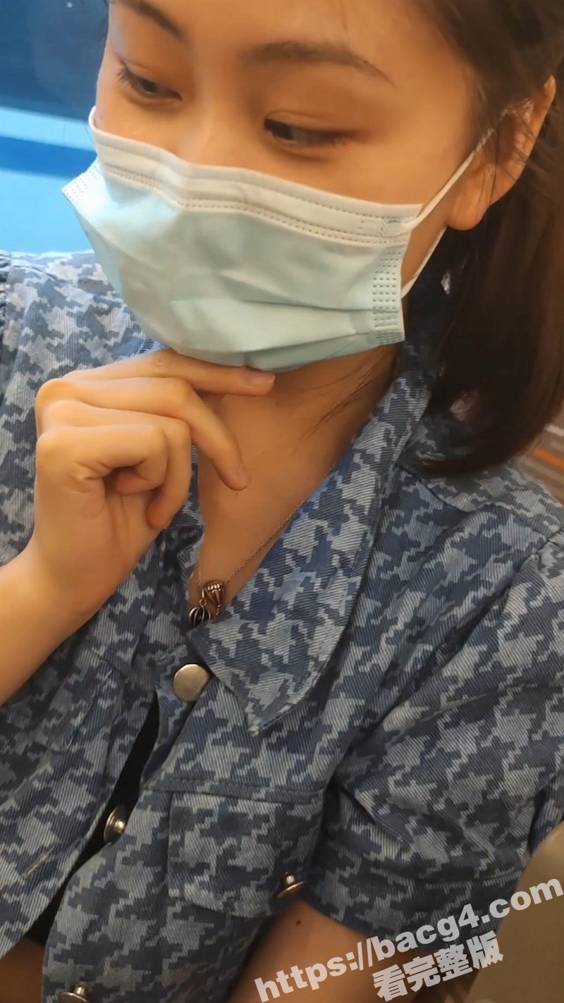 一对情侣在高铁上当着众人的面直接口交吃鸡 男的还问女友鸡巴好不好吃 玩的可真花啊！