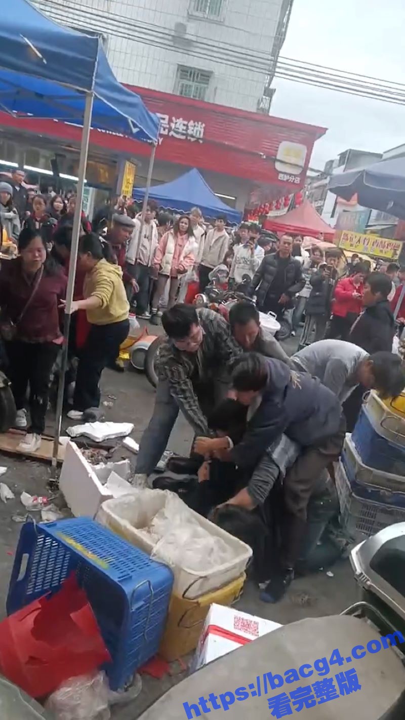汕头潮阳西胪市场 摊贩们因生意争吵 大打出手 其中一人更是父亲被打到吐血住院 现场视频流出！