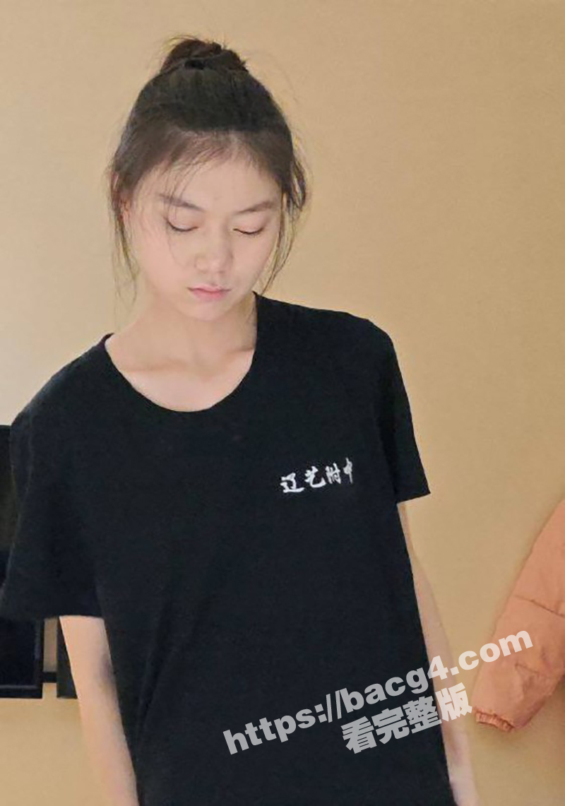 清纯腼腆的女大学生为赚生活费下海 被金主带到酒店调教 初次体验跳蛋自慰骚穴