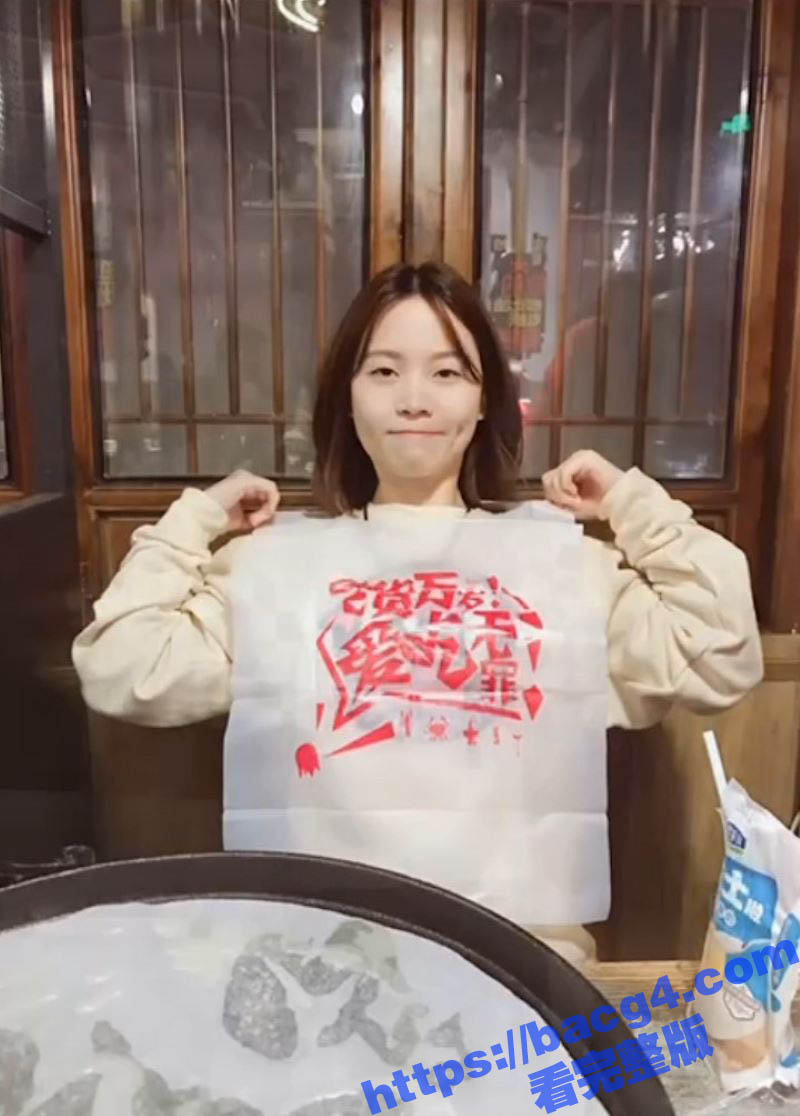 微胖反差妹 周依依 约炮视频曝光 肥美臀部被猛烈撞击 自动骑乘内射中出！