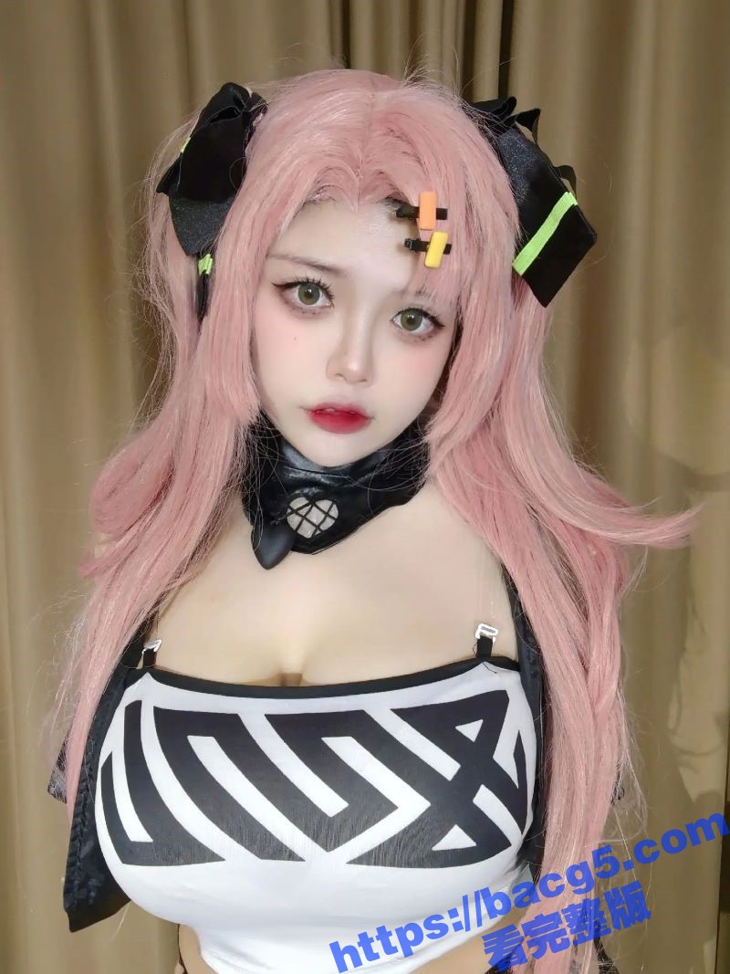 微博巨乳肥臀COS女相关图片