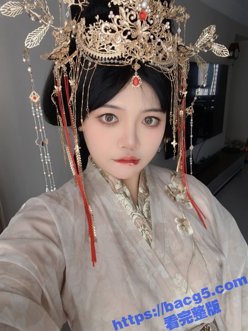 微博巨乳肥臀COS女相关图片