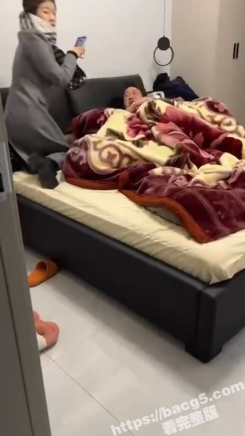 真实抓奸现场实拍 史上最理智的女主和舅哥 不停的追问小三是不是受害者！