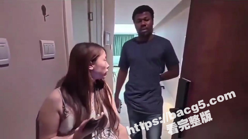 媚黑小仙女 和黑人男友外卖买调教道具 送来时竟是用来养狗的 气的老黑当场挥拳打人 对白十分的搞笑！