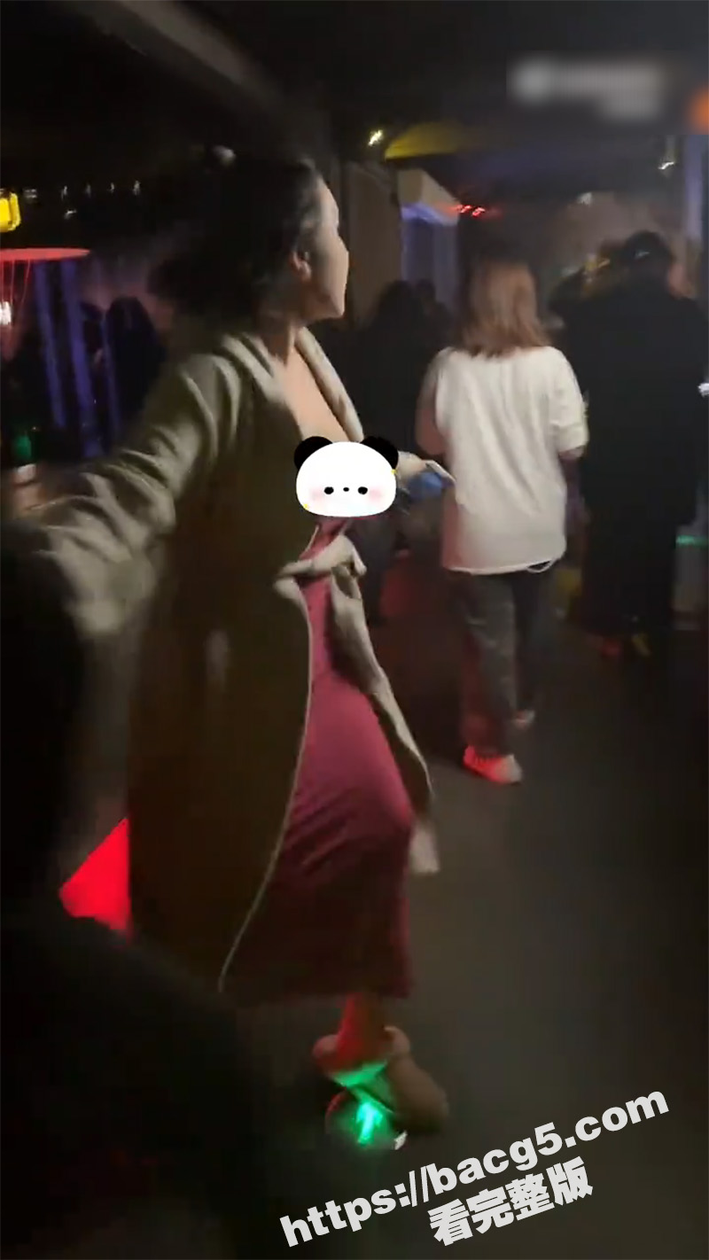 整容大奶老仙女 夜店玩竟被猥琐男 用鸡巴乱蹭抓现行 哥们真是饿了啊 这也能下的去手