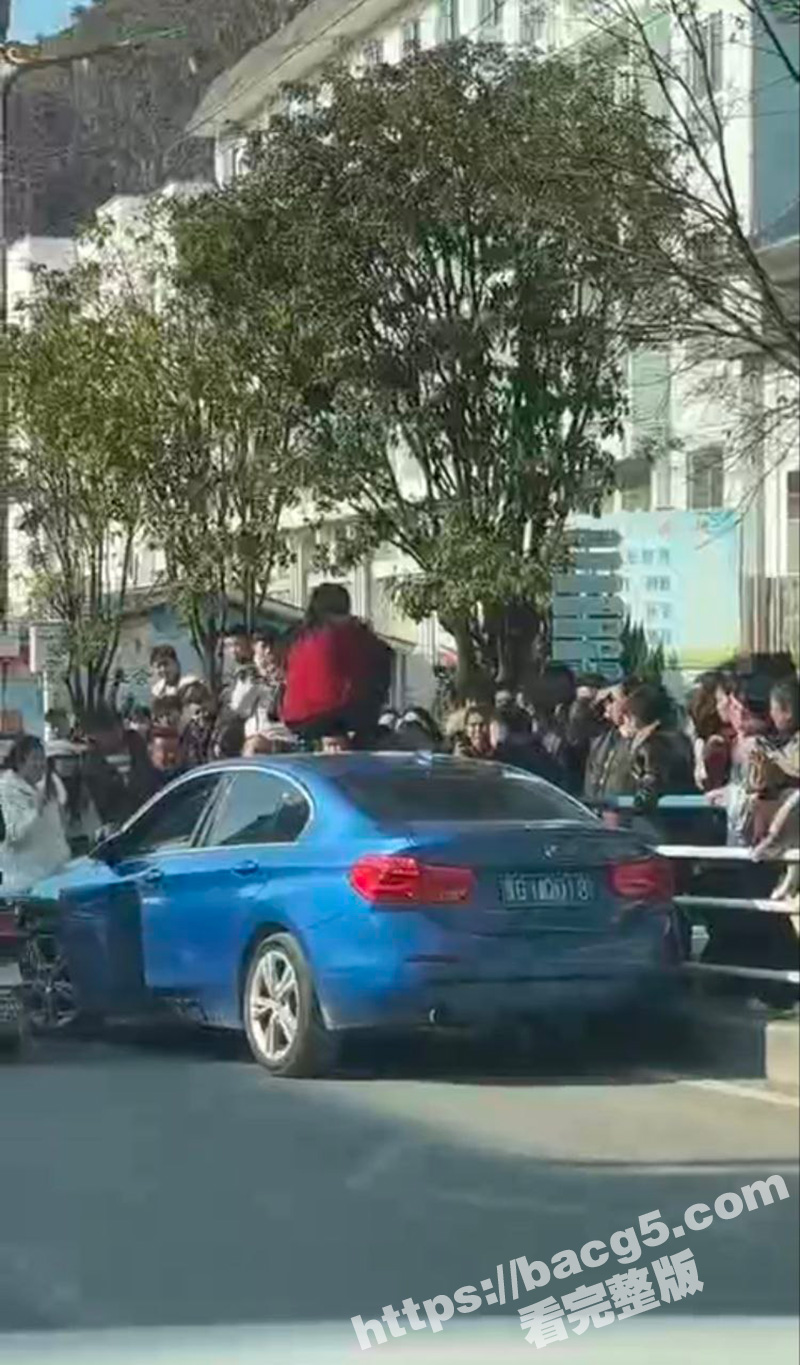 贵州紫云怒砸宝马事件！丈夫开着妻子买的宝马车激情车震被当场捉奸 原配当街怒砸车