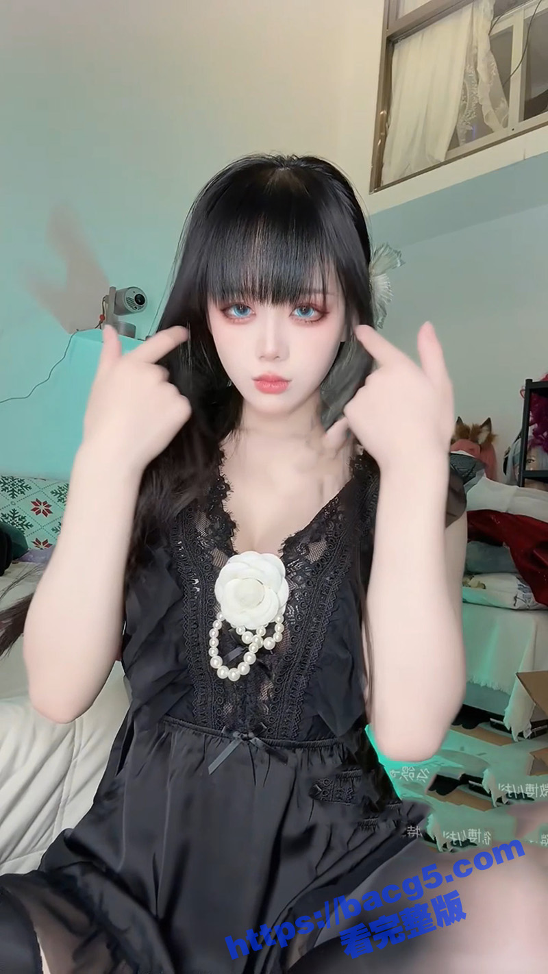 极品福利姬 九言 新春新作 公开售卖亲自使用过的炮机 完美女神现场演示炮机插入小穴全过程 惹火又撩人！