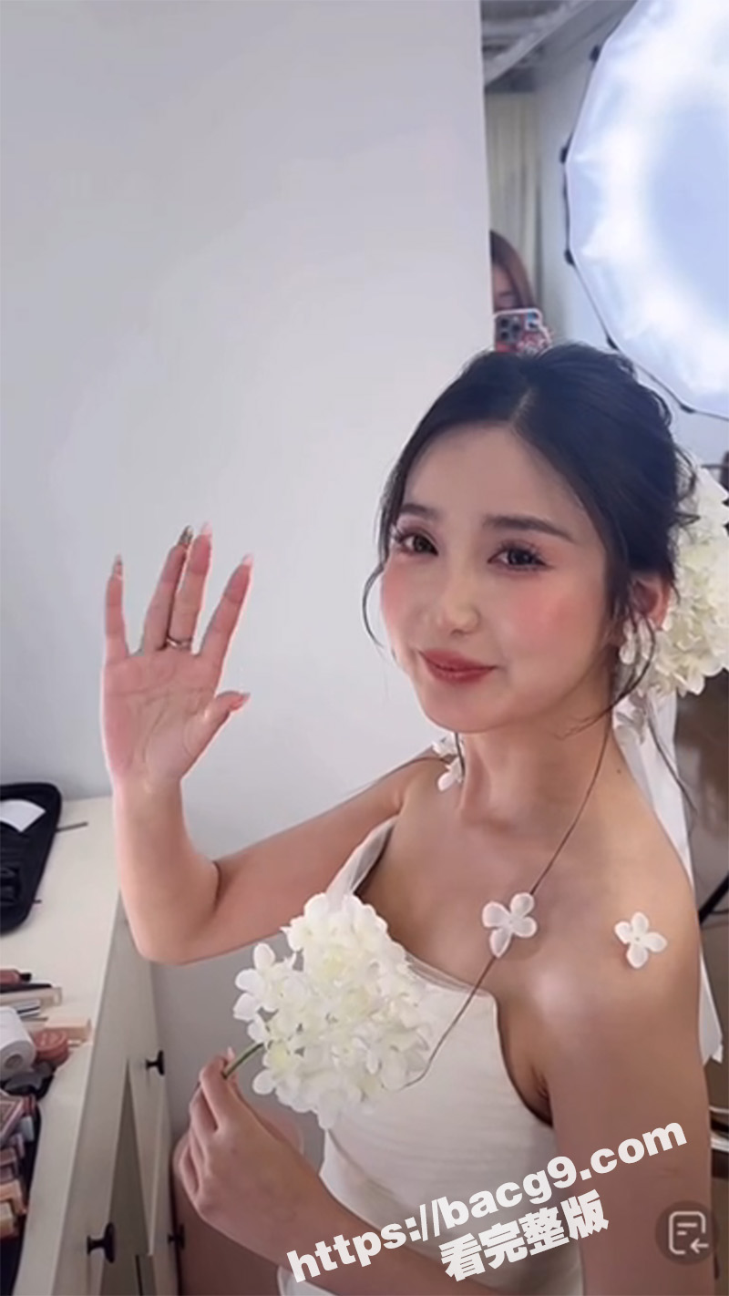 高颜值美女新娘 结婚前化妆直播 展示精美婚庆妆容 结果竟直播露点走光 奶头还真不小呢