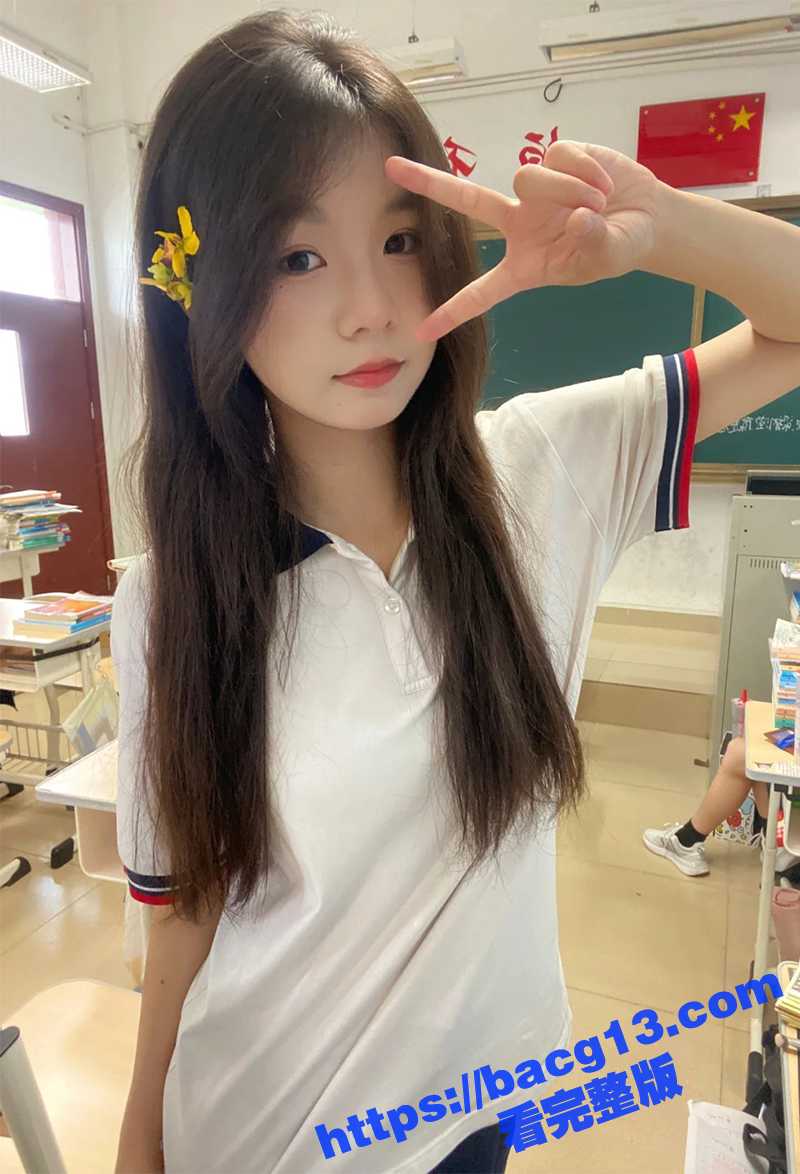 童颜小萝莉下海直播 开档黑丝假屌自慰 被真正的大屌操哭 颤抖求饶 表情实在太撩人！