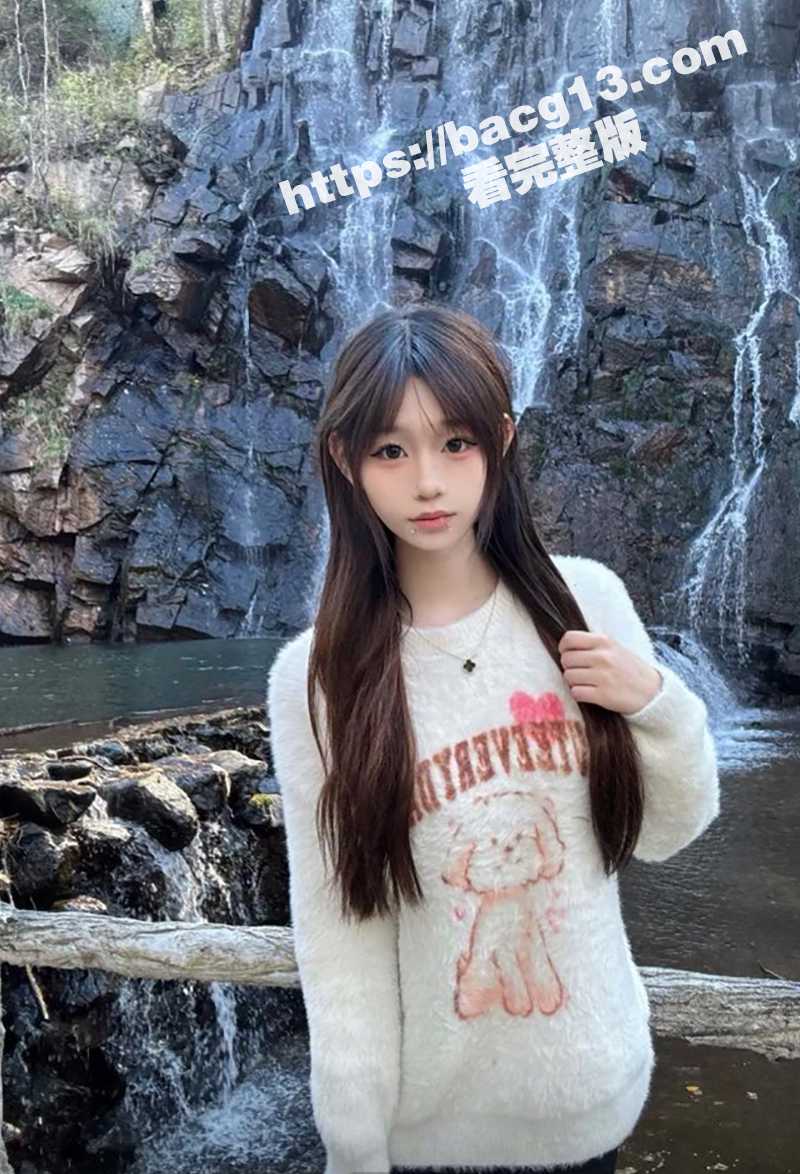 抖音童颜爆乳网红 小相关图片