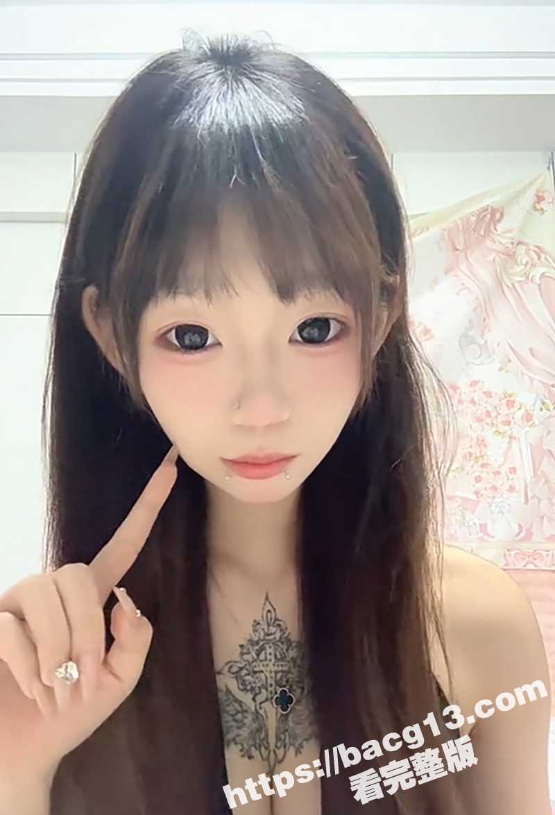 抖音童颜爆乳网红 小相关图片