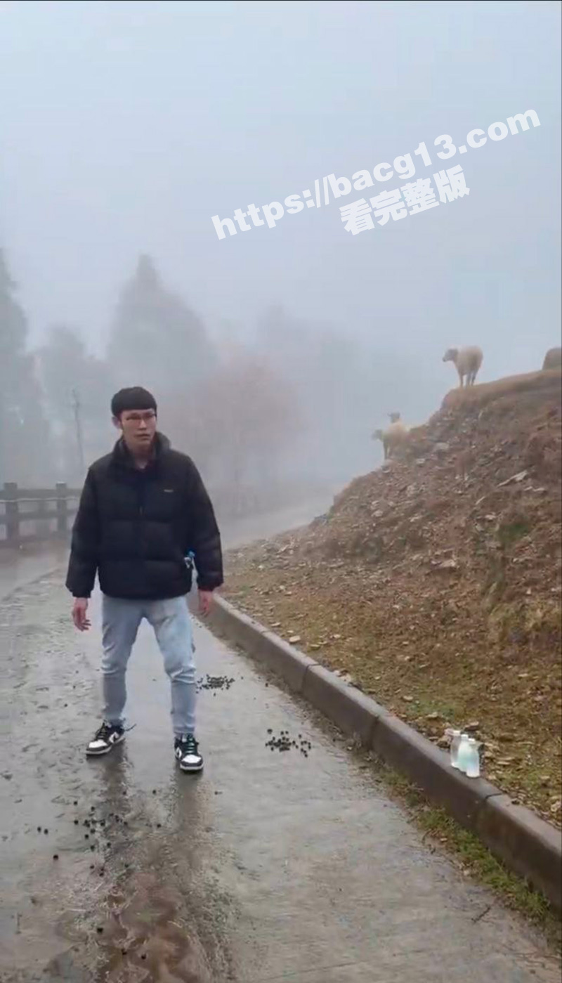 男人至死是少年 你永远不知道男人在一起会玩什么 一个捡屎一个吃屎！