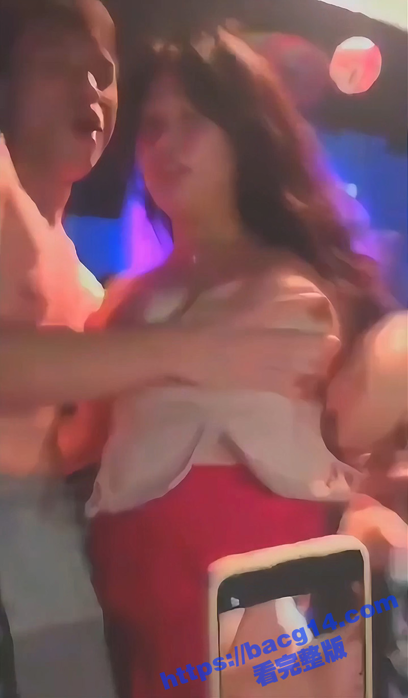 红衣美女酒吧大跳脱衣相关图片