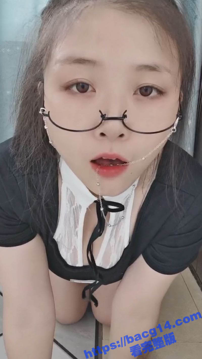 成都反差母狗 张素雪 和炮友裸聊视频曝光 白皙巨乳珠圆玉润 粉嫩骚穴逼洞大开！
