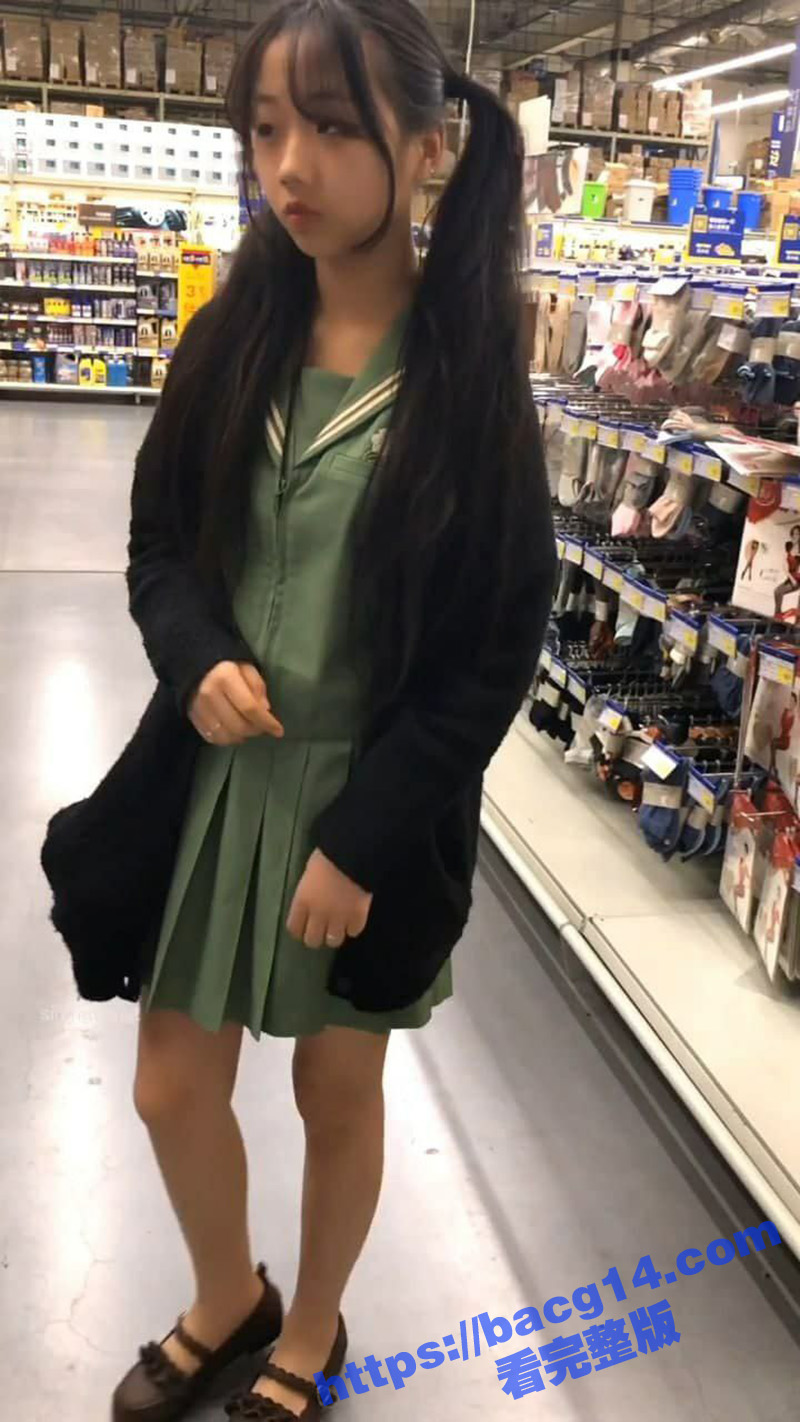 萝莉少女 浆果儿 在超市脱掉内衣 故意当着路人露奶摸胸 青涩笑容让人心生怜爱