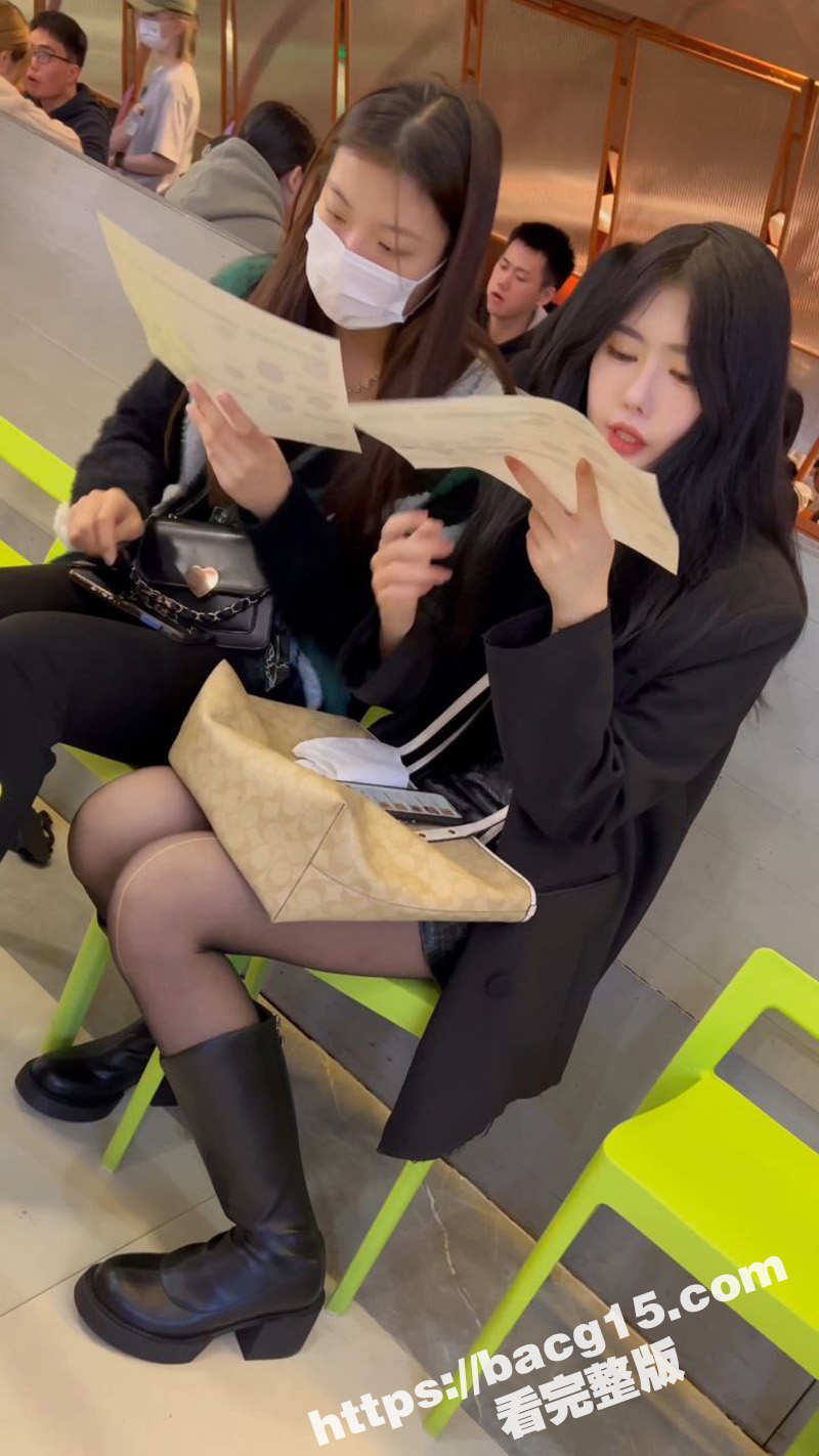 抄底大神商场偷拍 长筒靴黑丝女神 洛丽塔JK裙学妹 各种裙底风光 这丁字裤也太骚了！