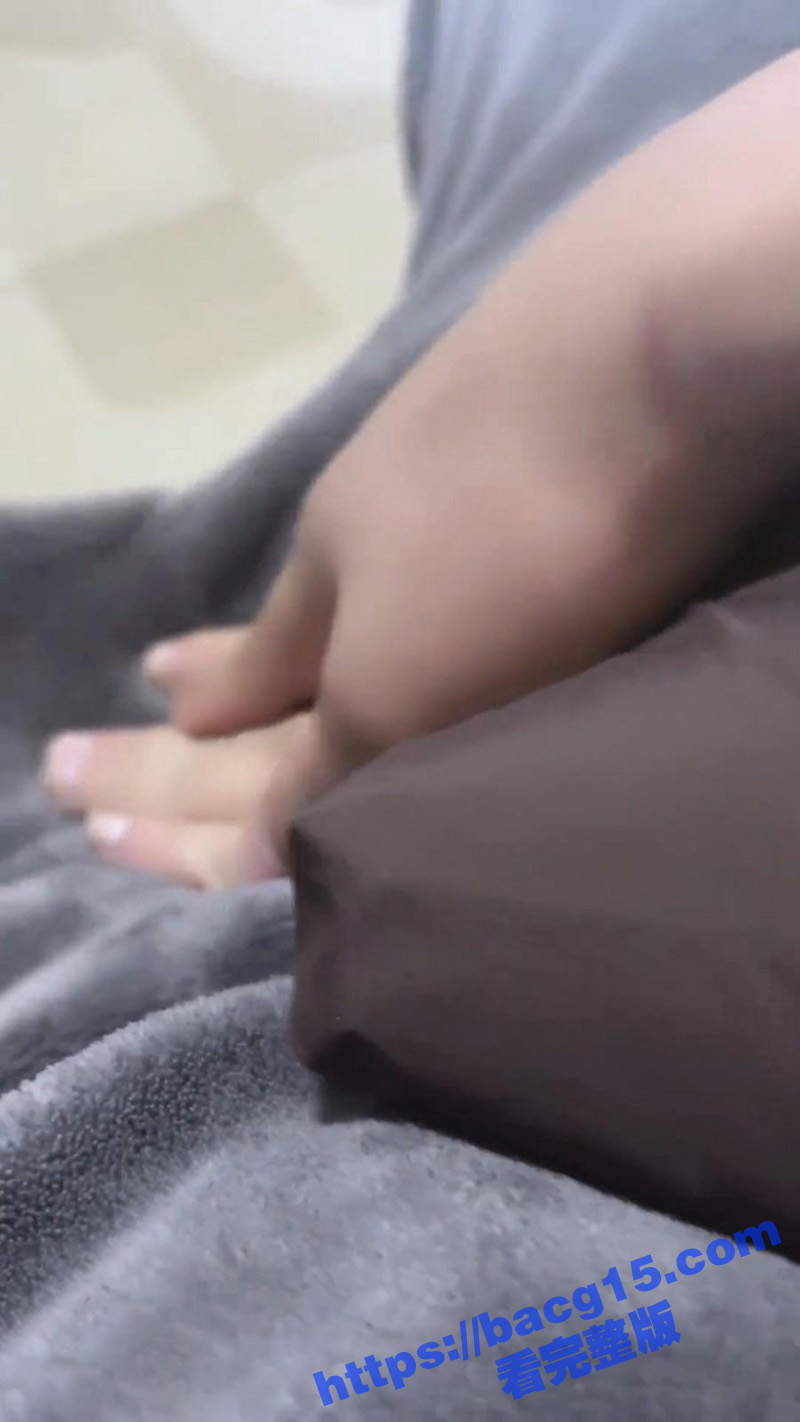 海角乱伦大神 嫂子的致命诱惑 哺乳期的嫂子用纸杯挤奶给我喝 忍不住按倒在客厅茶几上后入！