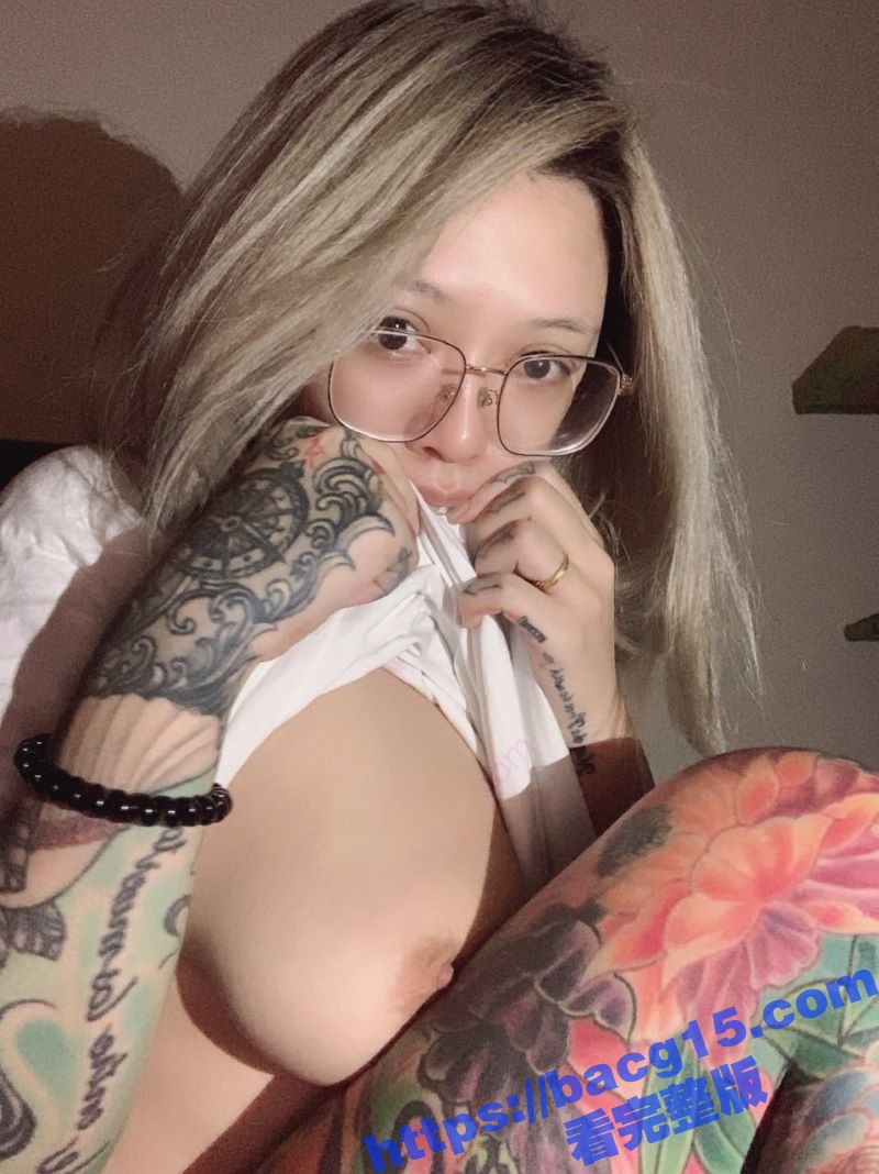台湾人气女模特 米娅 大量淫照和小视频被泄密 奶大肥臀骚母狗 自慰淫水狂喷不止！