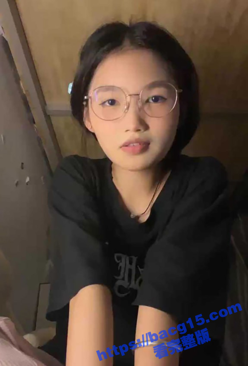 高颜值反差母狗 困困兔 最新大秀 清纯可爱眼镜妹深夜直播 懵懂眼神下却是淫荡自慰
