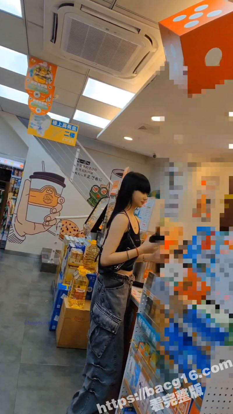 高质量厕所偷拍美女放尿！每一个都颜值超高 甚至还用灯光照射偷拍 这胆是真大啊！