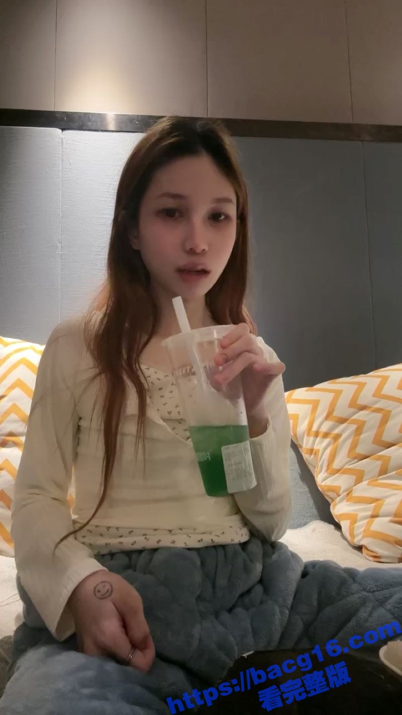 清纯白虎美女 酒店寂寞难耐直播自慰 张开修长黑丝美腿 双指熟练的猛扣骚穴 表情十分淫骚！