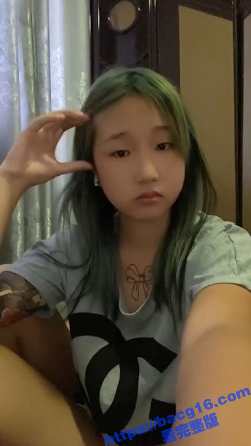 快手纹身精神小妹 给金主私拍视频流出 三点全露展示白嫩身体 淫骚嫩穴被扣出白浆！