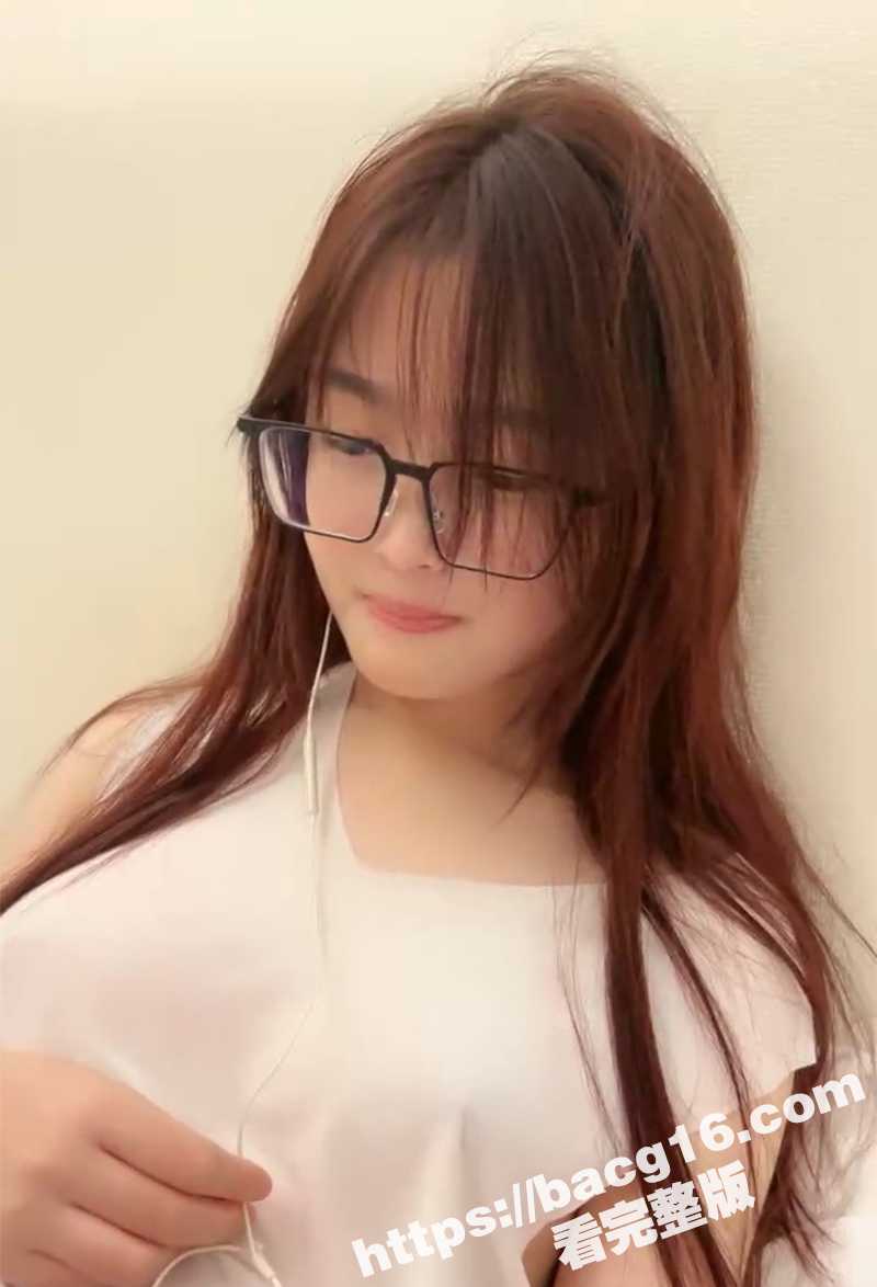 清纯眼镜学生妹与大奶相关图片