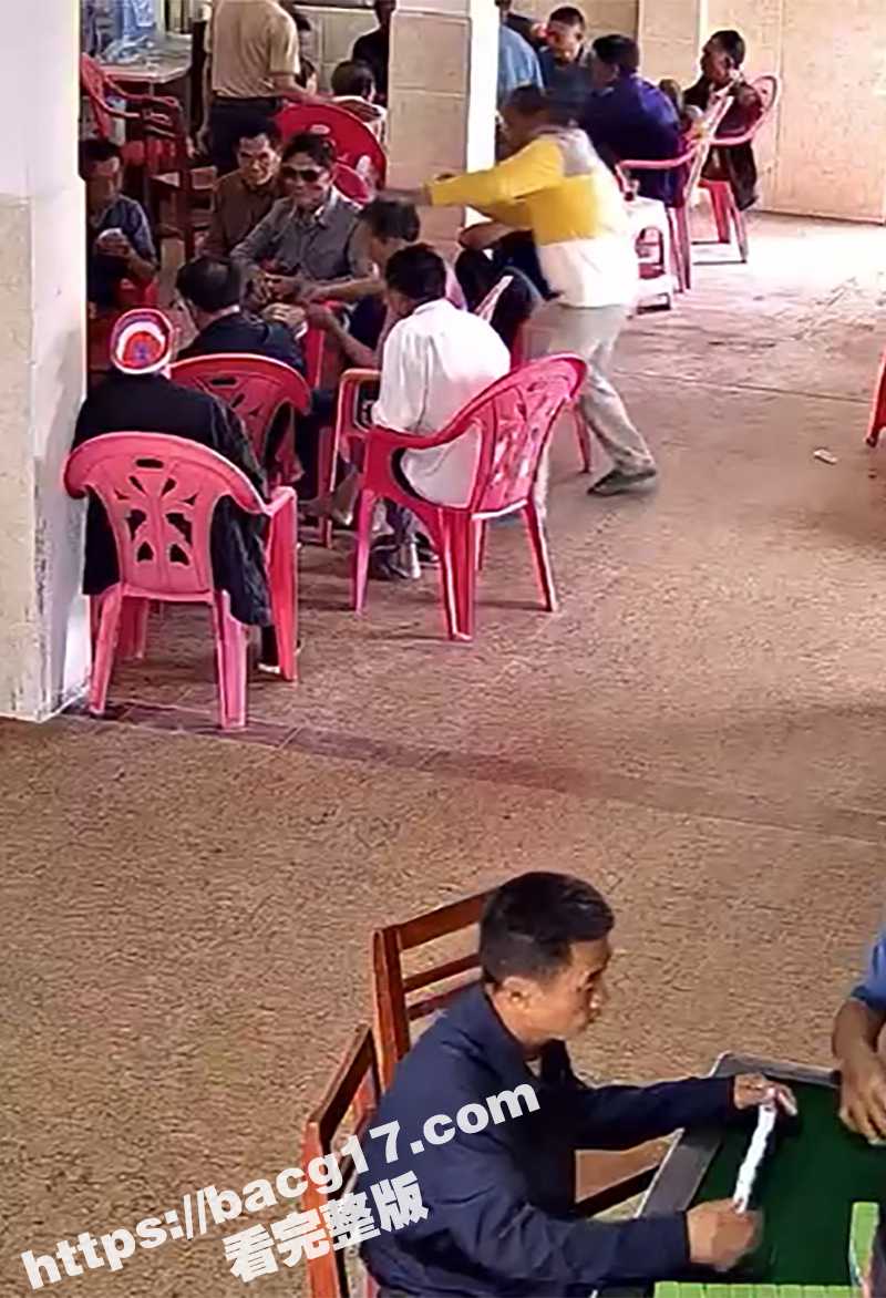 四川麻将馆男子被黄衣刀仔偷袭一刀封喉 鲜血四溅洒满一地 行凶监控视频曝光！