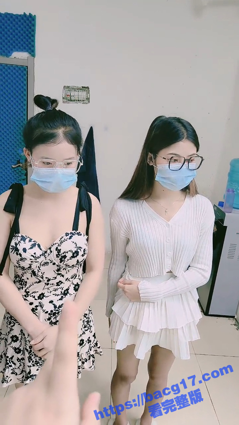 绿帽小伙带姐妹花跟黑鬼多P 白嫩女友被黑鬼按住床上无情抽插 娇嫩妹妹边哭边操！