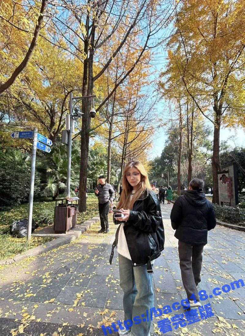 四川美术学院学生妹 王缇 裸聊视频曝光 巨乳肥臀的眼镜婊 揉胸诱惑金主爸爸！