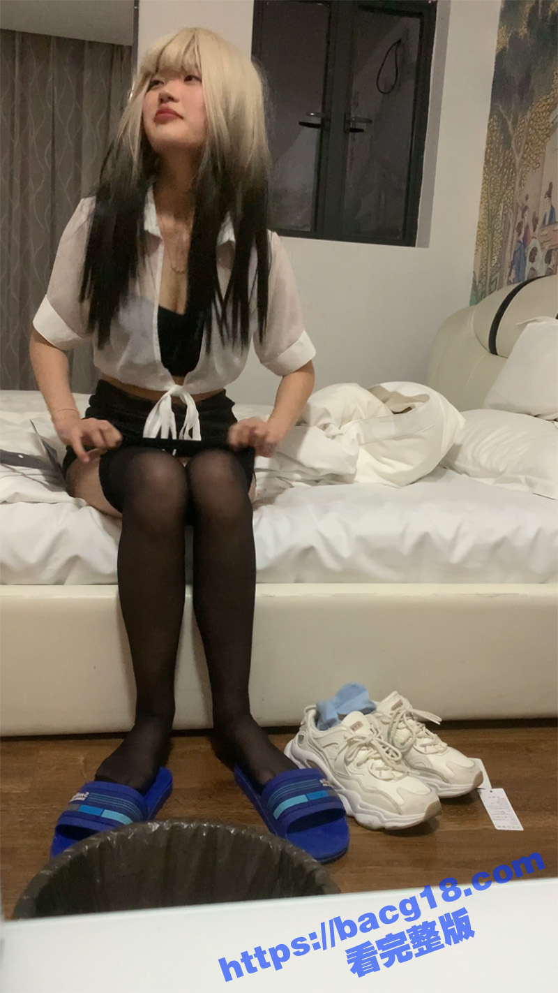 专玩嫩妹刺青小伙 约炮美术学院黄毛拽妹 开裆黑丝各种体位爆操抽插 操的小美女惨叫连连