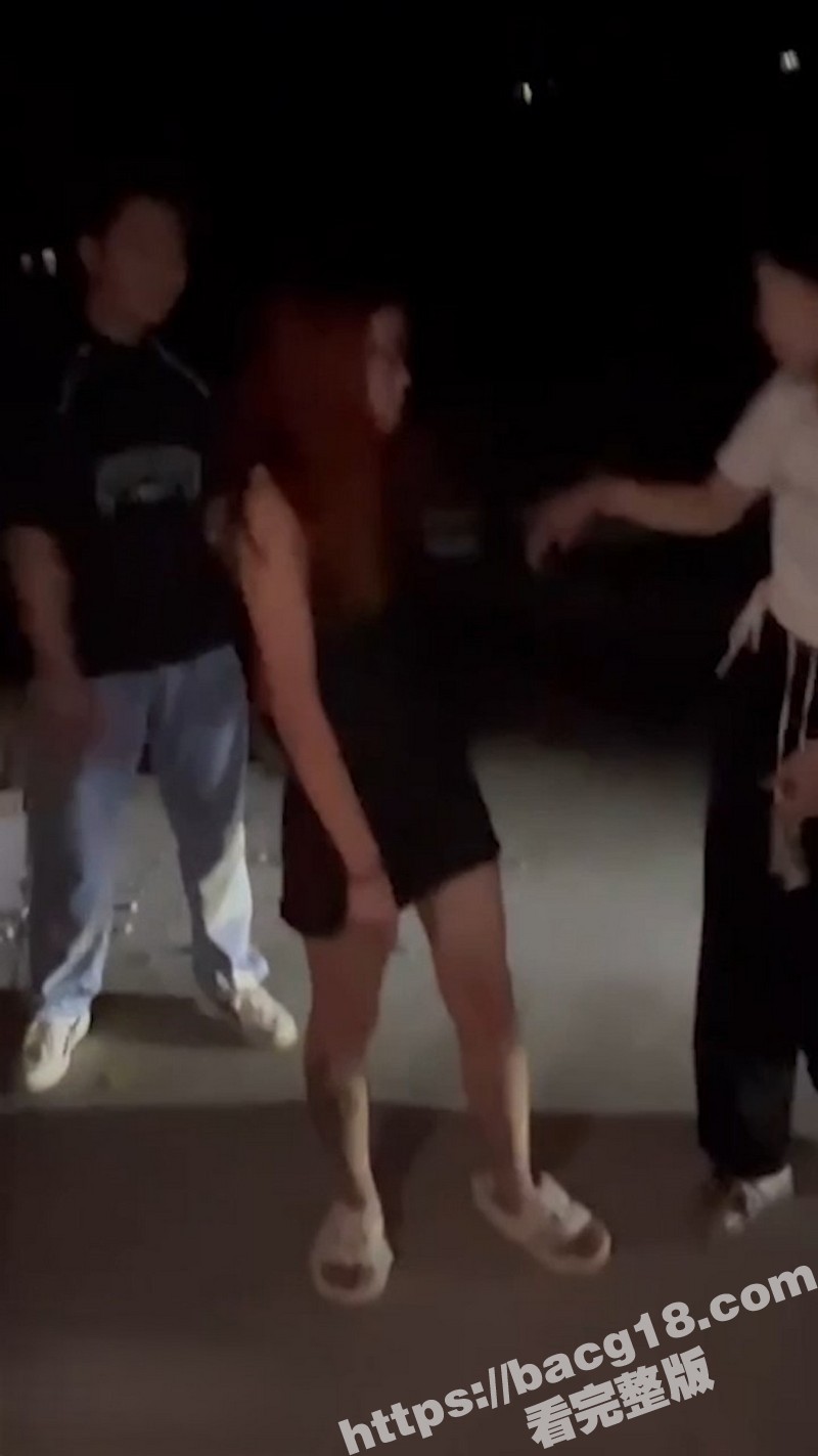 深夜街头红发小美女被相关图片