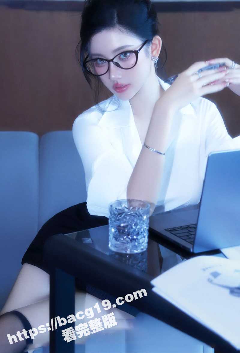 女主播深夜勾引小哥公厕里内射自拍 性感红唇疯狂吞吐巨物 女上位撩起裙底肆意开干