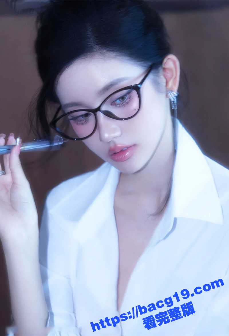 女主播深夜勾引小哥公相关图片