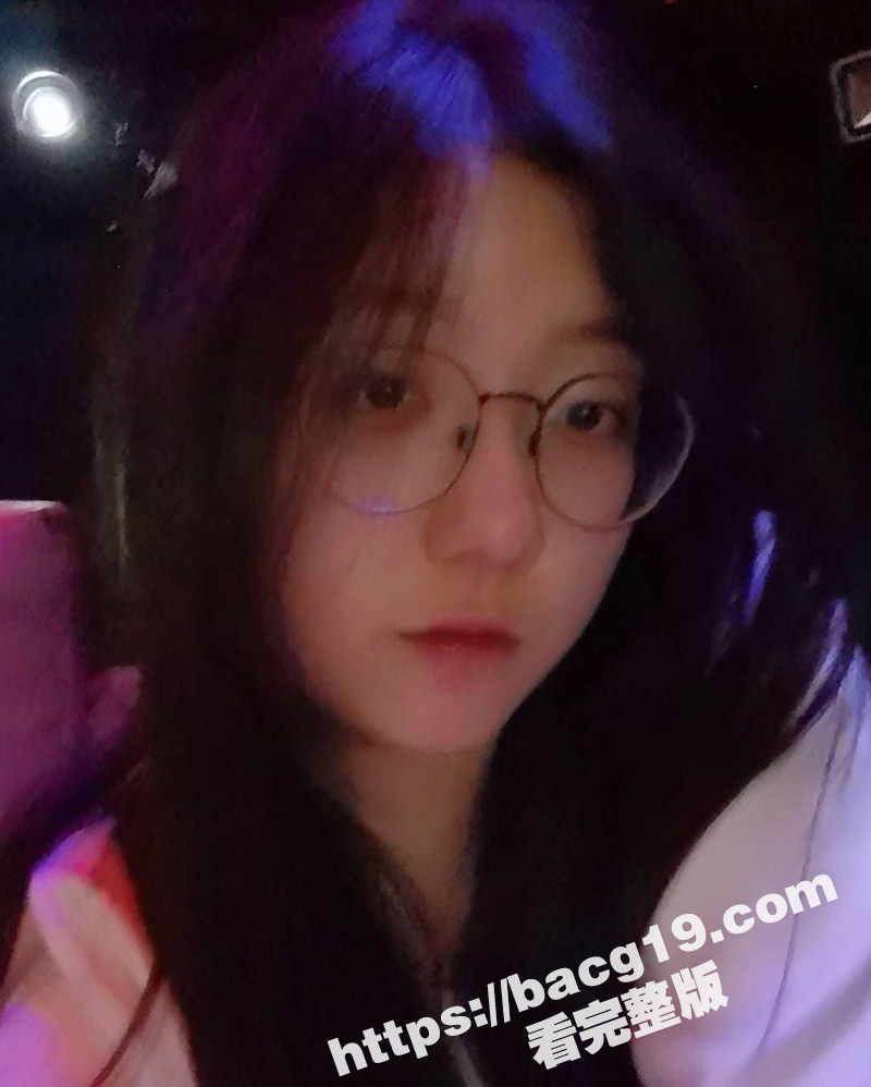 极品身材眼镜妹 被男友背刺出卖 趁女友睡着偷偷拍小视频 分享给兄弟炫耀