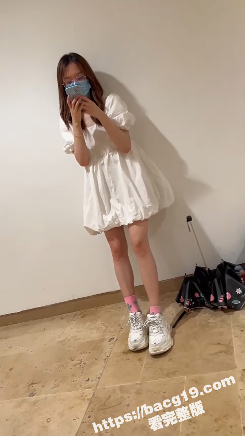 地铁冒死抄底偷拍 不穿内裤的长腿美女 一路尾随趁机拍摄 多毛黑鲍多角度尽情展示