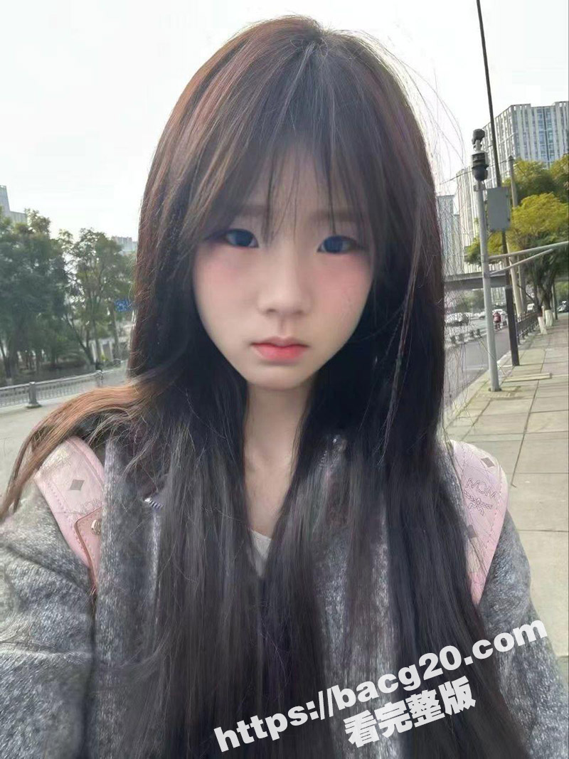 瓜友投稿！漫展认识的洛丽塔美女 身材性感颜值可爱 当天拿下带回家各种姿势爆操 无毛嫩穴超诱人