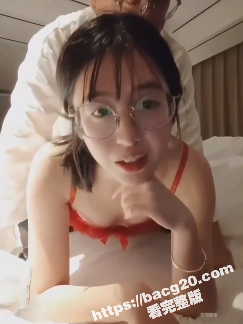 淫妻绿帽 南瓜糯米饭 献妻给自己老板 看着肉棒插入妻子的嘴 在被大鸡巴暴力抽插 内心得到了极大的满足
