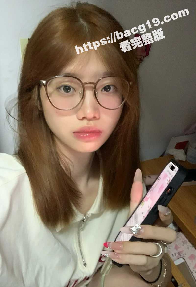 黄毛小妹直播间PK惩相关图片