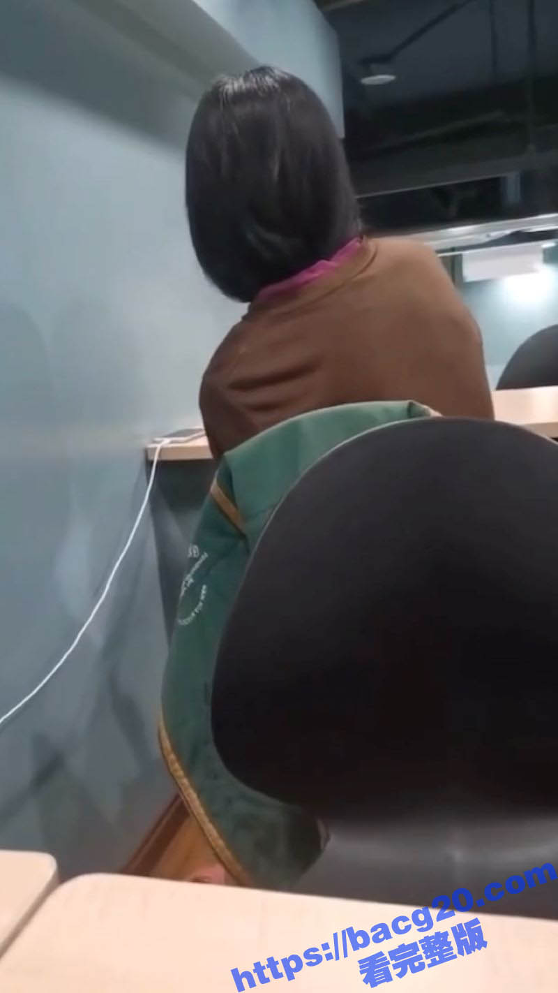 罗森休息区惊现饥渴少女 公共场合竟然直接发骚自慰 不顾旁人忘我呻吟 这是有多快乐啊？