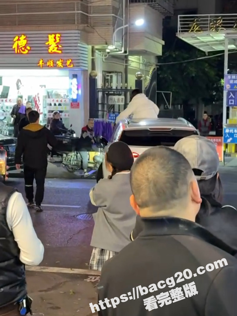 汕头龙眼南路街头大战 二婚女怒骂出轨男 窜上车顶疯狂砸车 这泼妇劲难怪是二婚呢