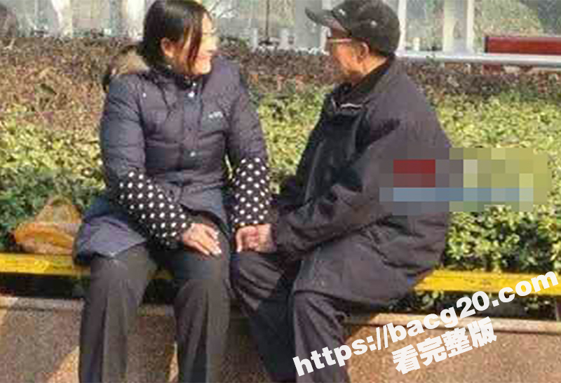 户外老头乐车震偷拍！相关图片