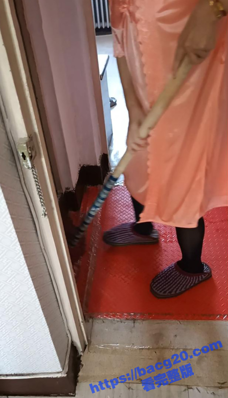 海角母子乱伦之与母缠绵 骚母亲穿性感粉色睡衣 被扛起来黑丝长腿大力抽插