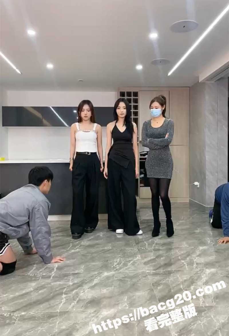 三个小仙女联手凌虐调教受虐男 大嘴巴子轮流暴打 舔鞋底羞辱狂骂 站在身上起跳踩踏 玩法超级变态